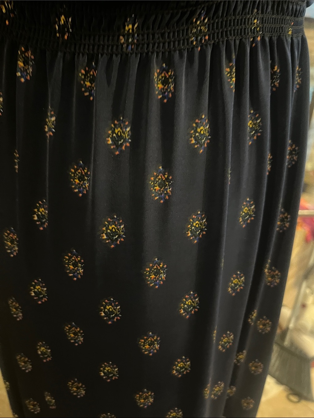 🎉 Navy Paisley V-Neck Maxi Dress with Smocked Waist. Very versatile! - Picture 3 of 5